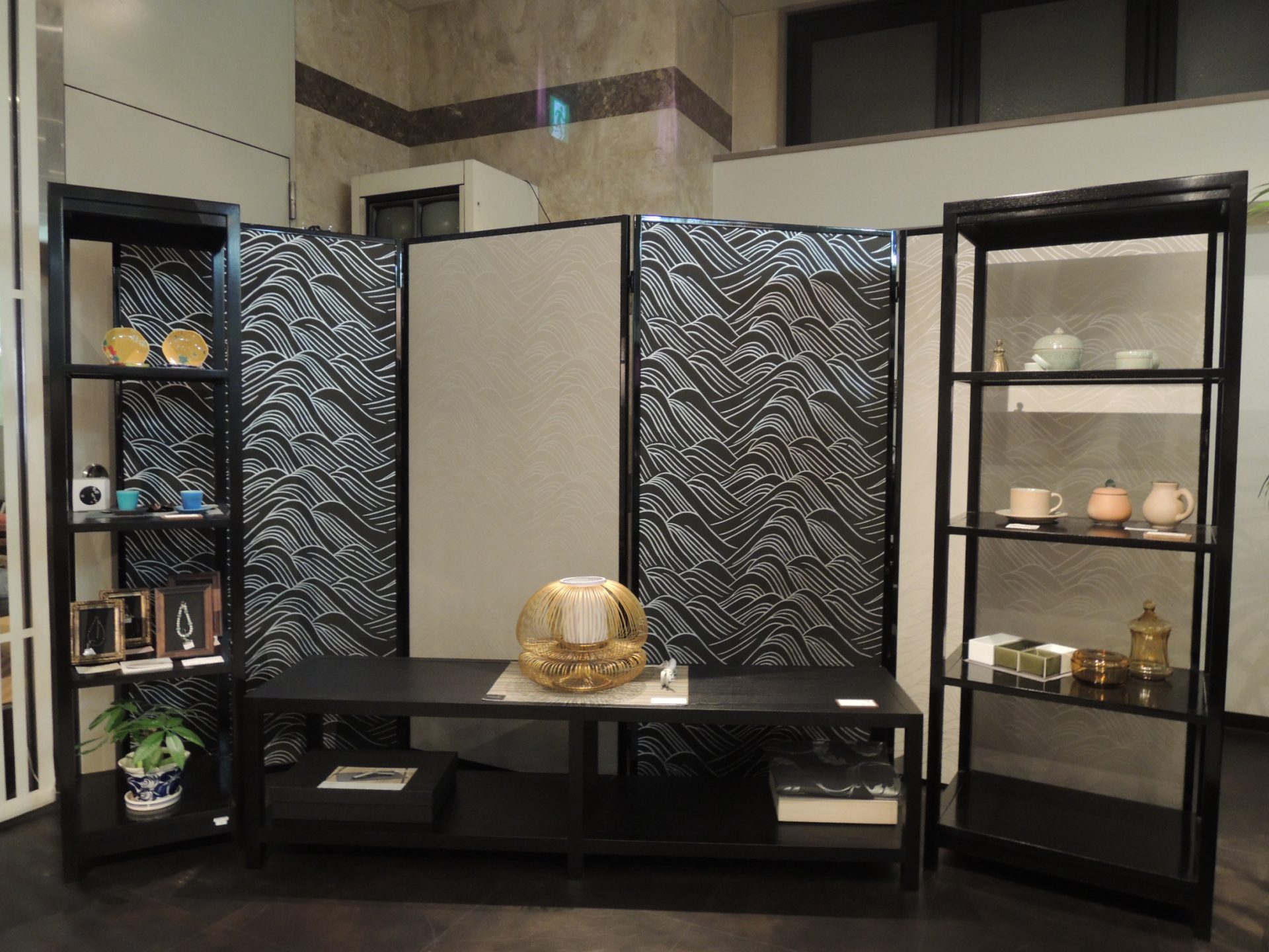 「京唐紙」を使用した屏風と襖をインテリアにアクセントに。大阪マルキン家具で展示