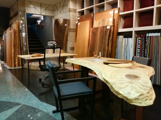 大阪 マルキン家具 1枚板展示の様子