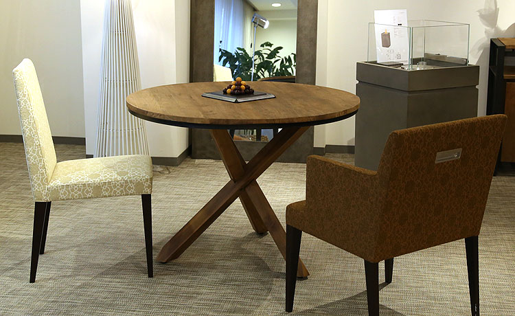 テーブルとチェアの組み合わせ、古材の丸テーブルとデザイナーズチェア