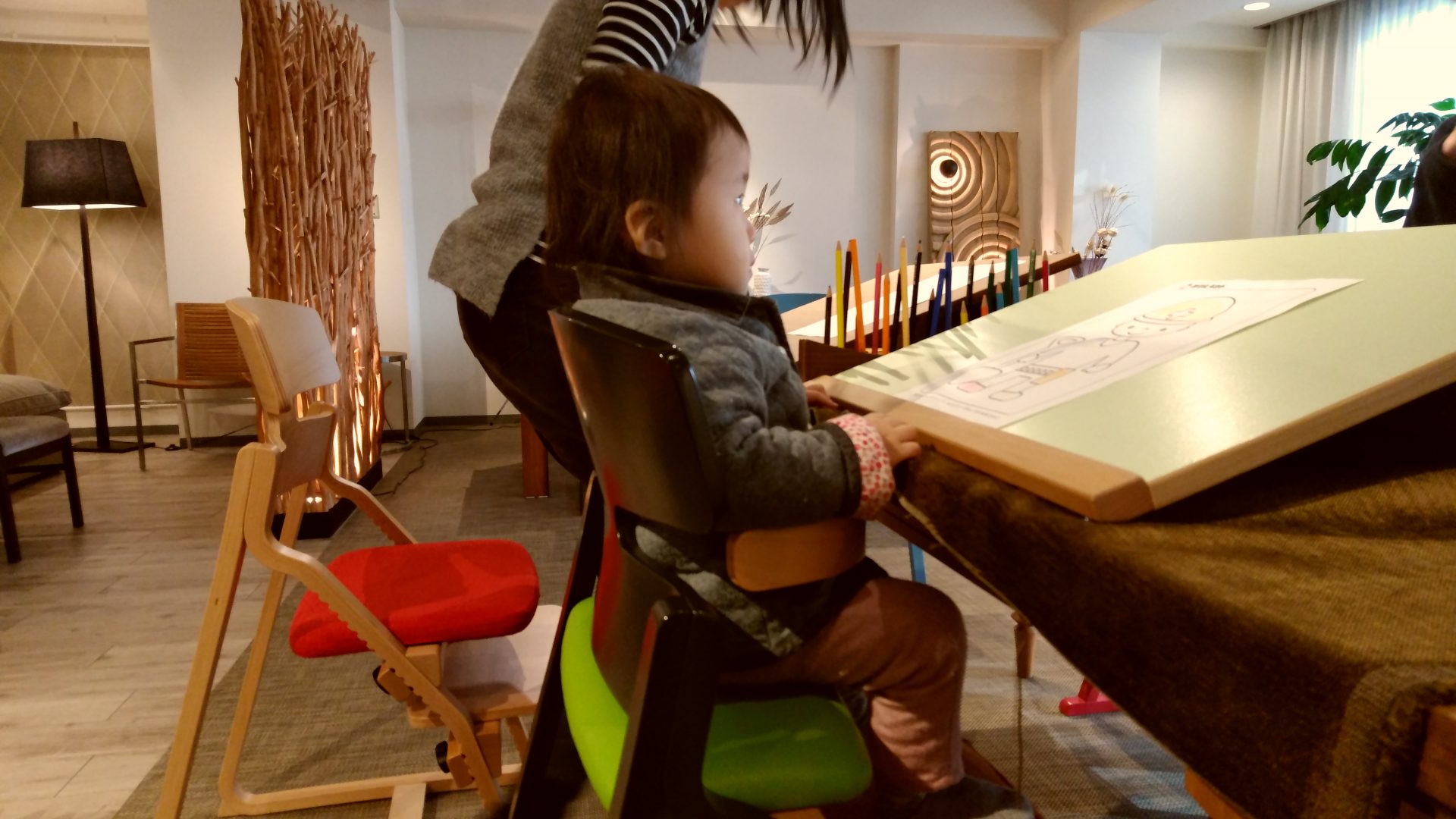 姿勢を守る子供椅子 アップライトチェア(UPRIGHT CHAIR)