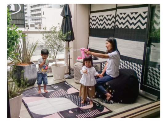 PDM洗えるRUG　使用例　ベランダ