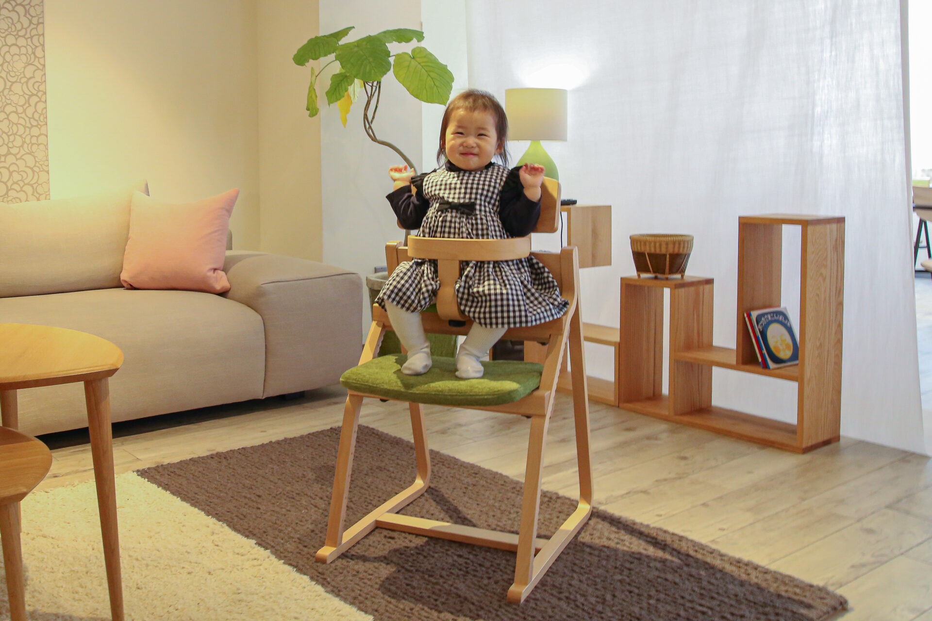 アップライトチェアは、姿勢について研究と改良を重ねた姿勢を守る子供椅子