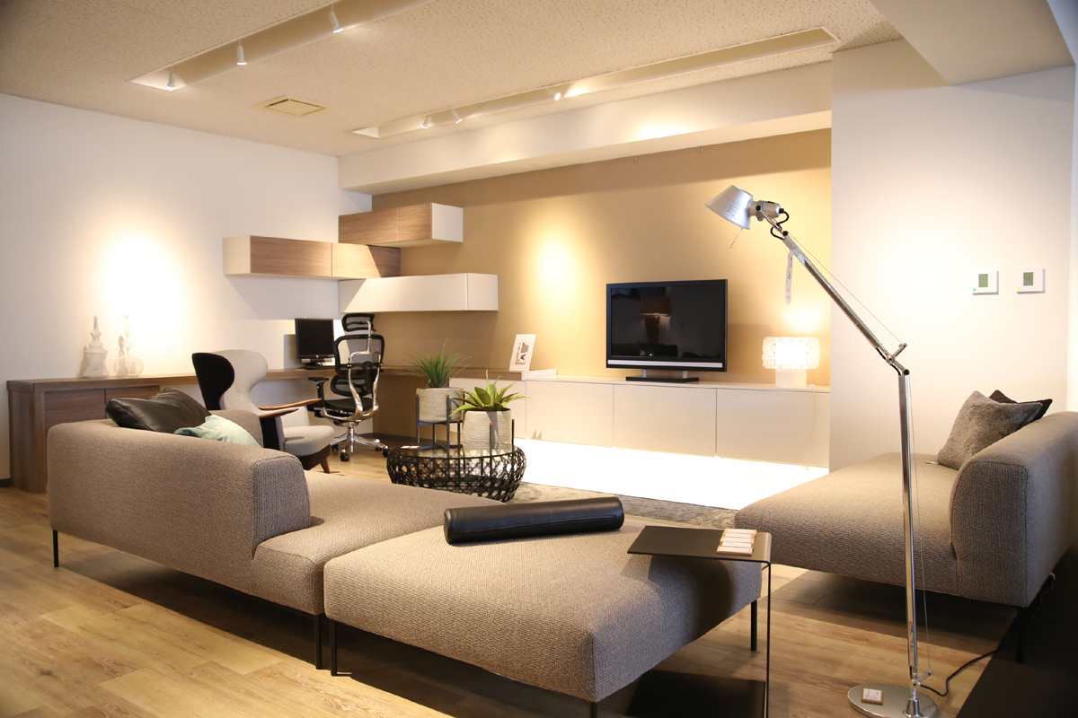 大阪マルキン家具ショールーム　ROSA SOFA 展示