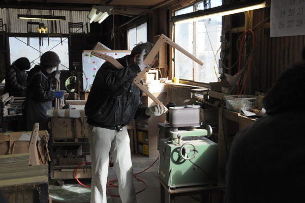 日本製椅子メーカー、シキファニチアの工場　行程　研磨3