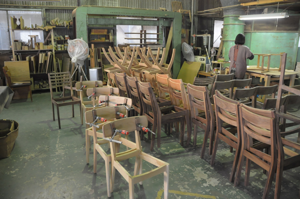 日本製椅子メーカー、シキファニチアの工場　行程　塗装1
