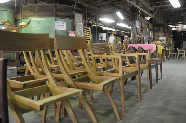 日本製椅子メーカー、シキファニチアの工場　行程　仕上げ