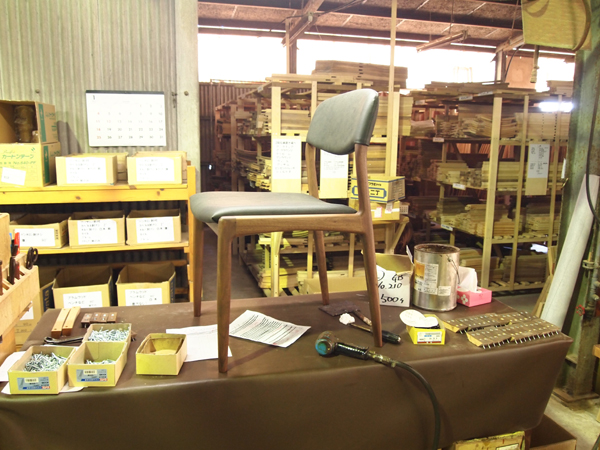 日本製椅子メーカー、シキファニチアの工場　行程　仕上げ3