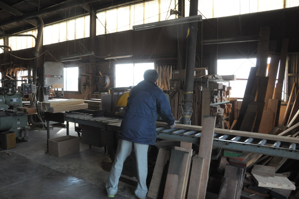 日本製椅子メーカー、シキファニチアの工場　行程1木取り