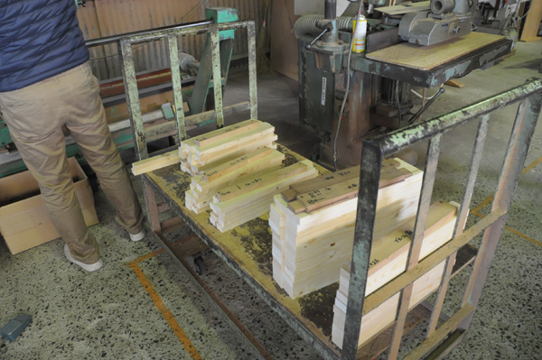 日本製椅子メーカー、シキファニチアの工場　行程2　ダボ穴あけ2