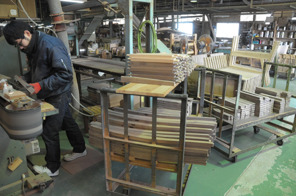 日本製椅子メーカー、シキファニチアの工場　行程　研磨2