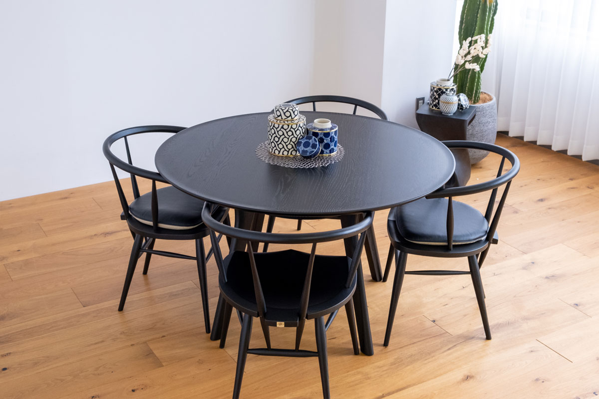 床は明るい色合いでテーブルとチェアがブラックのコーディネート