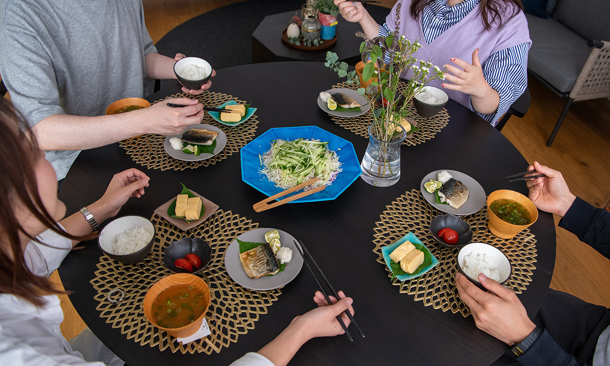 直径120cmの丸テーブルを使って4人で食事をしたイメージ